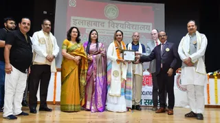 सीसीएसयू परिसर के अटल सभागार में इलाहाबाद विश्वविद्यालय के पुरातन छात्रों को सम्मानित करते अतिथि l सौ. सीसीएसयू