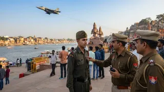 वाराणसी नमो घाट पर एयर शो के दौरान फर्जी सेना अधिकारी गिरफ्तार। (AI image)