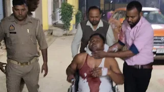 वाराणसी में डॉक्टर के भाई पर जानलेवा चाकू हमला, जमीन विवाद बना वजह।
