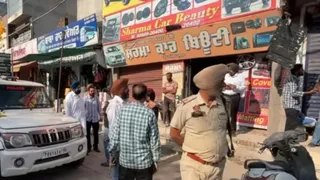 शर्मा एसेसरीज दुकान पर जांच करते हुए पुलिस।