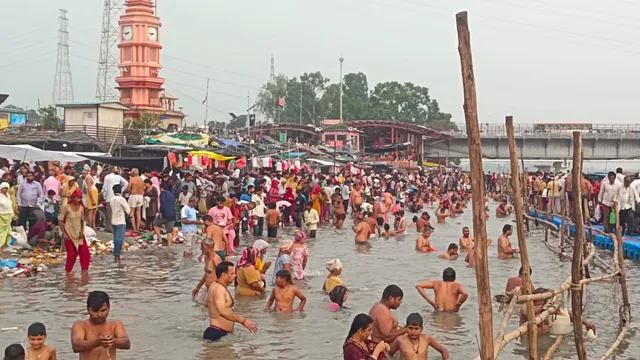 शरद पूर्णिमा 2026: ब्रजघाट पर उमड़ा आस्था का सैलाब, 'हर-हर गंगे' के जयकारों से गूंजा गंगा तट

