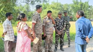 पुलिस ने झाड़ियों के बीच नाली से शव बरामद कर पोस्टमार्टम के लिए चाईबासा सदर अस्पताल भेज दिया है।