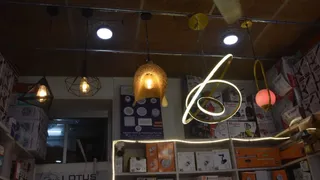 बाजार में स्वदेशी झालरें।