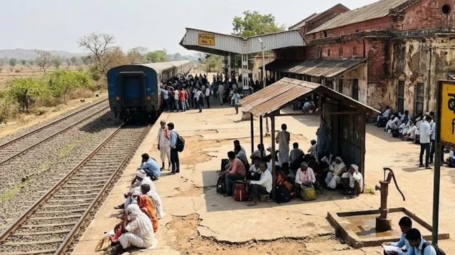 159 साल पुराने चित्रकूट के बरगढ़ रेलवे स्टेशन पर सुविधाओं का टोटा, महज तीन जोड़ी ट्रेनों का ठहराव; 4 लाख आबादी परेशान
