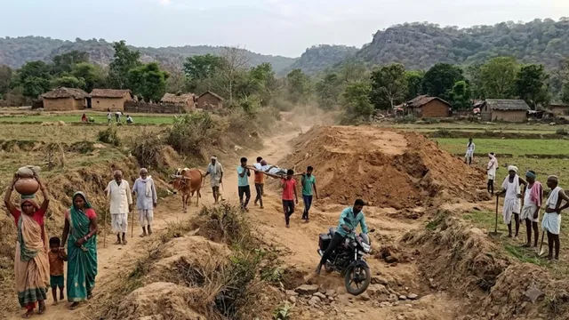 चित्रकूट में आजादी के 79 वर्ष बाद भी पक्की सड़क को तरस रहे ग्रामीण, चारपाई पर ढोए जा रहे मरीज
