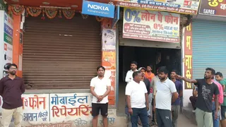 50 लाख के मोबाइल और डेढ़ लाख कैश गायब
