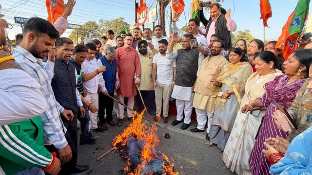 देहरादून में PM मोदी के पिता के खिलाफ खरगे की विवादित टिप्पणी के विरोध में फूंका पुतला, जताया आक्रोश
