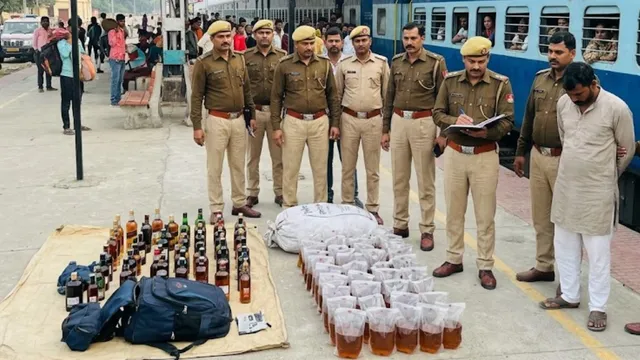 देवरिया के भटपाररानी स्टेशन पर मौर्य एक्सप्रेस से बरामद हुई 48 पीस अंग्रेजी शराब, लावारिस बैग में मिली खेप
