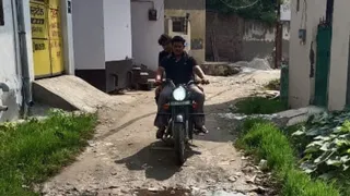 गाजियाबाद के सिकंदपुर गांव की सड़क एक साल से बदहाल ( फोटो स्रोत : जागरण )