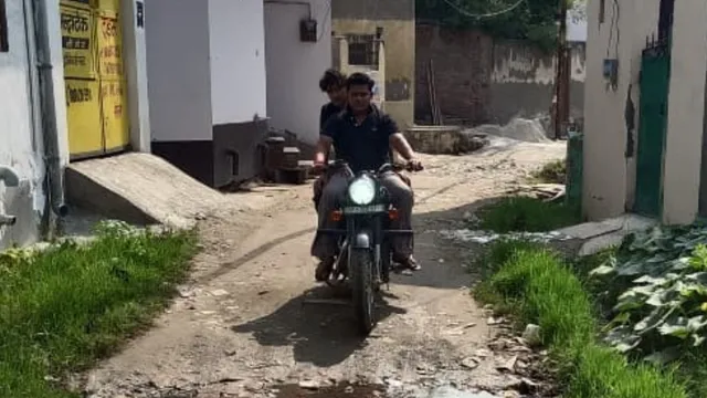 गाजियाबाद के सिकंदपुर गांव की सड़क एक साल से बदहाल, शिकायतों के बाद भी नहीं हुई सुनवाई