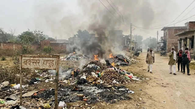हापुड़ के बक्सर में ग्रेप के नियम ताक पर, खुले में जल रहा कूड़ा
