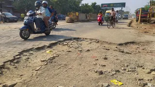 गड्ढों की वजह से वाहनों की रफ्तार पर लगता ब्रेक