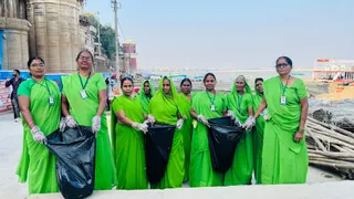 वाराणसी में एयर शो के बाद गंगा घाटों पर गंदगी, ग्रीन आर्मी की महिलाओं ने संभाला सफाई का जिम्मा।