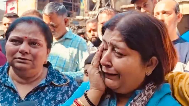 'मेरी दुकान से 10 परिवारों का चूल्हा जलता था', जम्मू शिव मार्केट अग्निकांड ने छीनी 35 साल की कमाई; रो पड़े दुकानदार