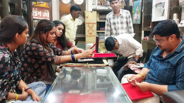 करवा चौथ पर होलो ज्वेलरी का क्रेज: महंगे सोने का विकल्प बनी कम वजन की डिजाइन, डिमांड में मथुरा के बिछुआ
