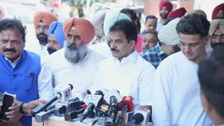 केसी वेणुगोपाल मीडिया से बातचीत करते हुए।