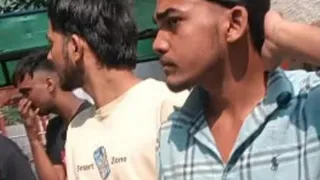 पकड़े गए इंजीनियरिंग छात्रों को ले जाती पुलिस