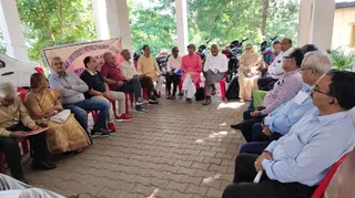 केयू के सेवानिवृत्त शिक्षकों ने ग्रेच्युटी समेत अन्य लंबित वित्तीय लाभों के विरोध में सोमवार को विश्वविद्यालय परिसर में धरना दिया।