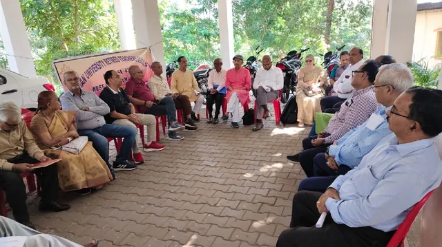 कोल्हान विवि में पेंशन व बकाये को लेकर सेवानिवृत्त शिक्षकों का धरना, VC बोलीं- बजट मिलते ही होगा भुगतान
