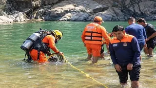 दोनों लोगों की तलाश में जुटी एनडीआरएफ की टीम। जागरण