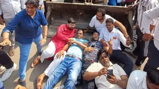 बुलडोजर पर चढ़ गए थे वकील।
