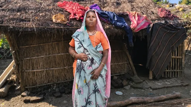 दुखों का पहाड़ भी नही डिगा सका हौसला, महराजगंज में दो मासूमों का सहारा बनीं ज्ञानती; झोपड़ी में कट रही बेबसी की जिंदगी
