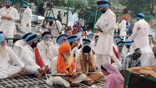 धरने पर मौजूद परविंदर झोटा की पत्नी व पिता।