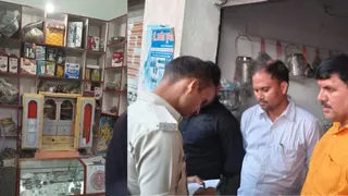 पूर्वी चंपारण में चोरी की घटना के बाद जांच पड़ताल में जुटी पुलिस।