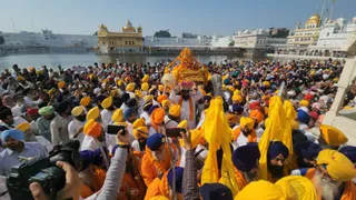 श्री हरिमंदिर से रवाना होते हुए नगर कीर्तन।