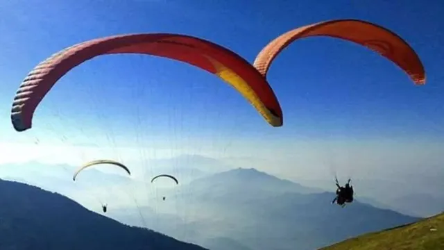 हिमाचल के कांगड़ा में पैराग्लाइडिंग के दौरान हादसा, विदेशी पायलट की मौत; तीन को सेना ने किया रेस्क्यू
