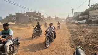 जेवर में 10 करोड़ से बनी सड़क उखड़ी