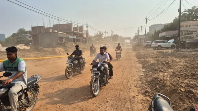 जेवर एयरपोर्ट: 10 करोड़ की लागत से बनी सड़क 15 दिन में उखड़ी, धूल फांक रहे राहगीर
