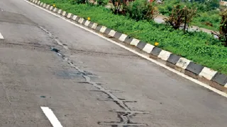 वाराणसी-गाजीपुर हाईवे पर आवारा पशुओं से खतरा: कोहरे में बढ़ सकती हैं दुर्घटनाएं।