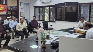 जिलाधिकारी ने खिलाड़ियों की सुविधा, सुरक्षा, चिकित्सा व्यवस्था और खेल मैदान की तैयारियों से जुड़े विभिन्न बिंदुओं की बारीकी से समीक्षा की।