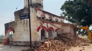 गाजीपुर: 146 साल पुराने ताड़ीघाट रेलवे स्टेशन का ऐतिहासिक भवन ढहाया गया।