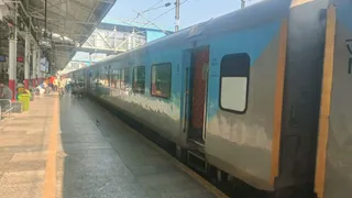 अमृतसर रेलवे स्टेशन पर लेट पहुंची शताब्दी एक्सप्रेस।