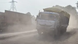 सोनभद्र में राख और कोयले के प्रदूषण से दम घोंटती शक्तिनगर-अनपरा की लाइफलाइन।