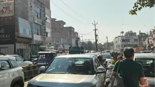 सोहना चौक के पास सोमवार दोपहर जाम में फंसे वाहन। फोटो: जागरण