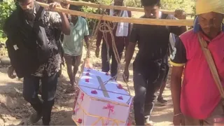 महिला का शव ले जाते ग्रामीण