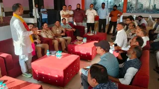 कंकरखेड़ा के इशिका फार्म हाउस में दैनिक जागरण के व्यवस्थित बाजार कार्यक्रम में मौजूद व्यापारी और पुलिस व नगर निगम के अधिकारी। जागरण।
