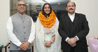 पंजाब एवं हरियाणा बार काउंसिल के अध्यक्ष अमित राणा, पूर्व अध्यक्ष डाॅ. विजेंद्र सिंह अहलावत अस्मी को बधाई देते हुए।