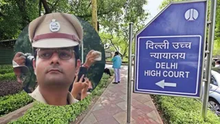 दिल्ली हाई कोर्ट ने एसीपी विवेक भगत (इनसेट) की ओर से महिला पत्रकार पर लगाए गए एससी-एसटी एक्ट की जांच में राहत देने से इंकार कर दिया।