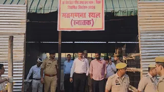 मतगणना स्थल का जायजा लेकर बाहर निकलते डीएम मनीष बंसल।