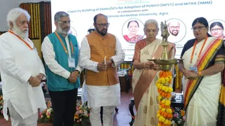 जेपी सभागार में कार्यशाला का उद्घाटन करतीं राज्यपाल आनंदी बेन पटेल। साथ हैं उच्च शिक्षा मंत्री योगेंद्र उपाध्याय, कुलपति प्रो. आशु रानी।