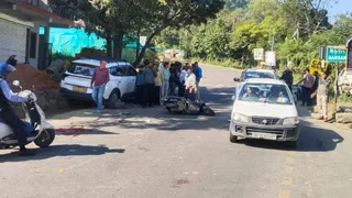 हमीरपुर के बड़सर में स्कूटी सवारों की टक्कर के बाद युवक कार की चपेट में आ गया। जागरण