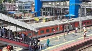 Bhagalpur Railway Station Platform 2-3 Lift: भागलपुर रेलवे स्टेशन के प्लेटफार्म संख्या दो-तीन स्थित फुटओवर ब्रिज पर तैयार पड़ी लिफ्ट
