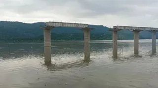 बिलासपुर रेलाइन के लिए गोबिंदसागर झील के ऊपर बन रहे ब्रिज।