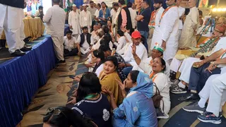 बैठने के लिए स्थान नहीं मिलने पर महिला कांग्रेस की कार्यकर्ता मंच के सामने जमीन पर बैठ गईं। इसे लेकर काफी देर हंगामा होता रहा। बाद में किसी तरह वरिष्ठ नेताओं ने समझा कर महिला कार्यकर्ताओं को शांत किया। जागरण