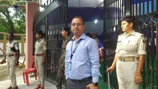दरभंगा में मतगणना स्थल पर जुटे पदाधिकारी।