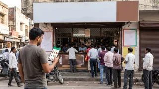 दिल्ली में शराब की ऑनलाइन बुकिंग के लिए एप लॉन्च, फोटो-एआई